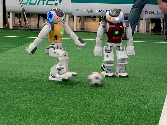 Fußballroboter beim Schuss Fußballroboter beim Schuss