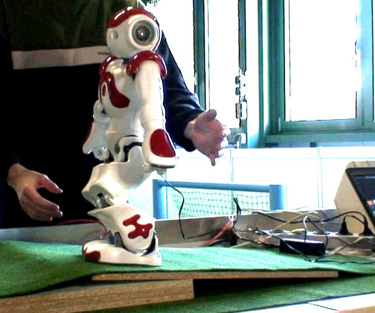 Laufexperiment mit NAO auf Wippe